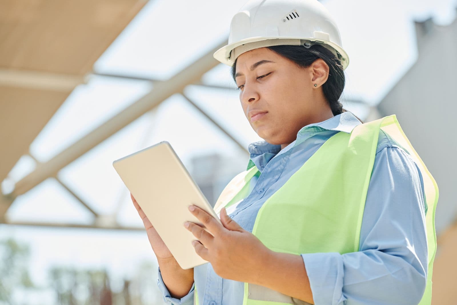 Fachkraft mit Tablet auf einer Baustelle
